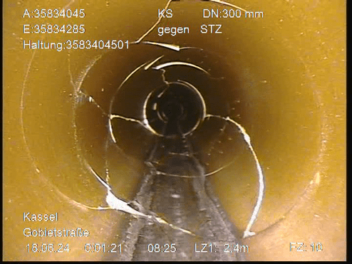 Innenansicht eines beschädigten Rohres mit Rissen, Sicht auf den Rohrdurchmesser von 300 mm in Kassel.
