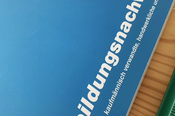 Blaues Cover eines Ausbildungsnachweises mit handschriftlichen Einträgen und dem Titel "Ausbildungsnachweis 5080".