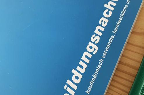 Blaues Cover eines Ausbildungsnachweises mit handschriftlichen Einträgen und dem Titel "Ausbildungsnachweis 5080".