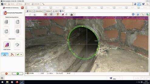 Nahaufnahme eines runden Abflussrohrs mit Sicht auf die Innenoberfläche und angesammeltem Wasser.