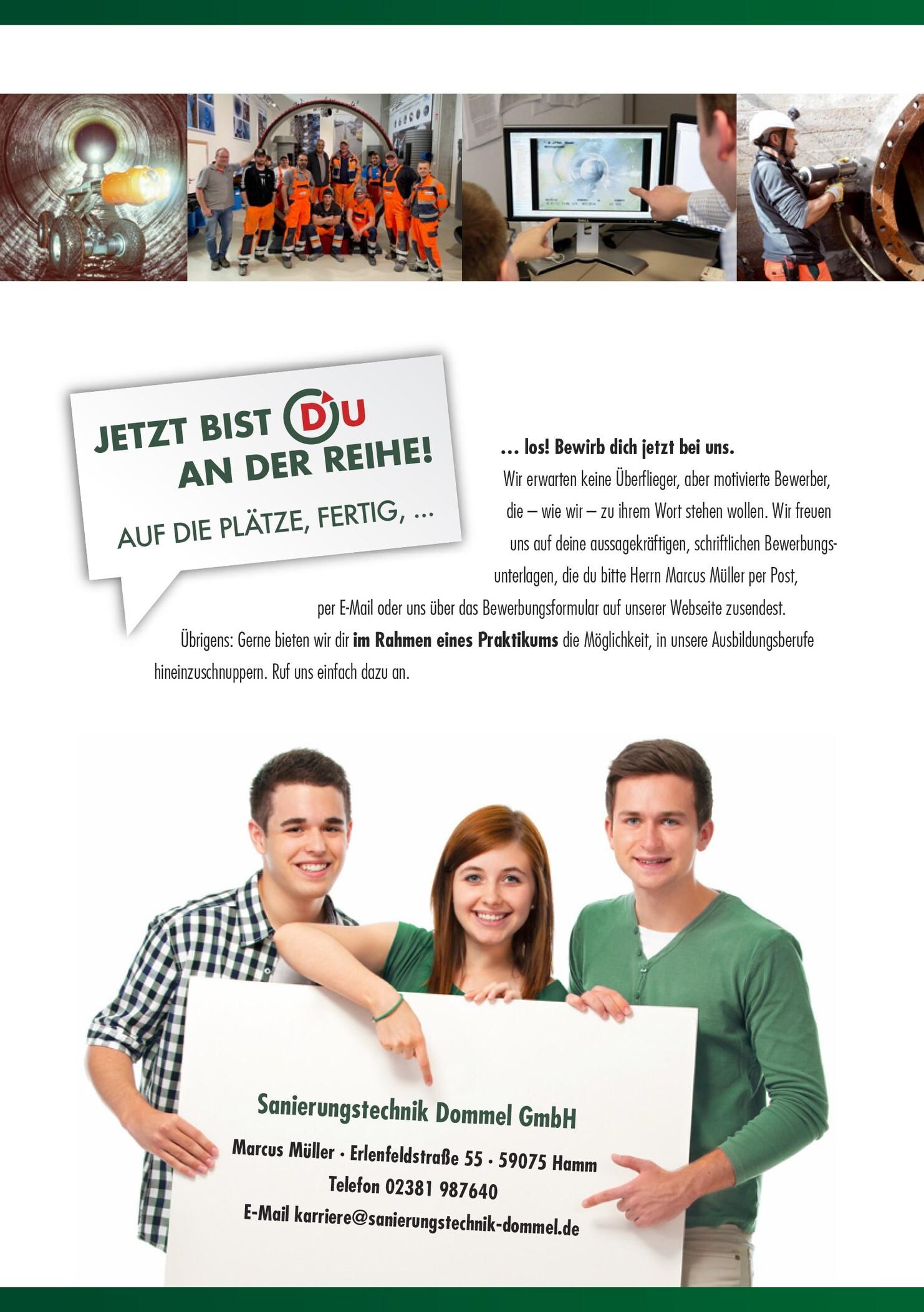 Drei junge Erwachsene halten ein Schild mit Kontaktdaten der Sanierungstechnik Dommel GmbH und lächeln in die Kamera.