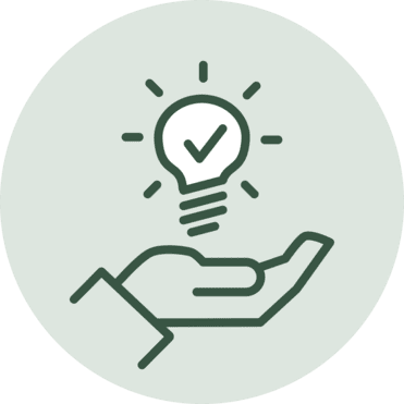 Symbol einer Hand, die eine Gl&uuml;hbirne mit H&auml;kchen dar&uuml;ber h&auml;lt, auf gr&uuml;nem Hintergrund.