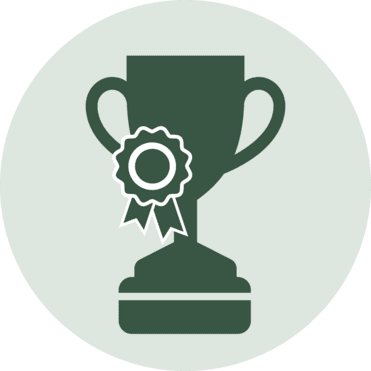 Icon eines Pokals mit einer Auszeichnung auf einem hellen Hintergrund.