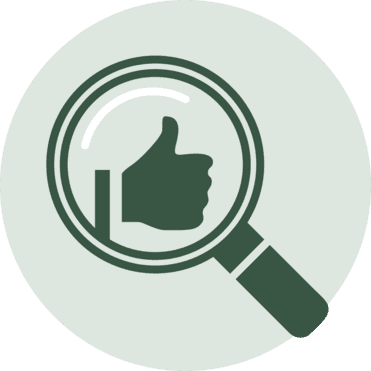 Lupe mit Daumen-hoch-Symbol in einem kreisf&ouml;rmigen Hintergrund.