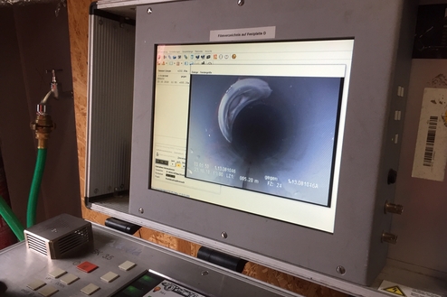 Monitor zeigt eine Kameraansicht des Inneren eines Rohres mit digitalen Messwerten und Steuerungstasten.