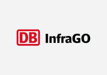 Logo der DB InfraGO mit rotem „DB“ und schwarzem „InfraGO“ auf hellgrauem Hintergrund.
