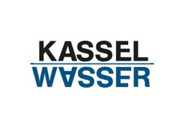 Logo von Kassel Wasser mit dem Schriftzug "KASSE"L in Schwarz und "WASSER" in Blau.